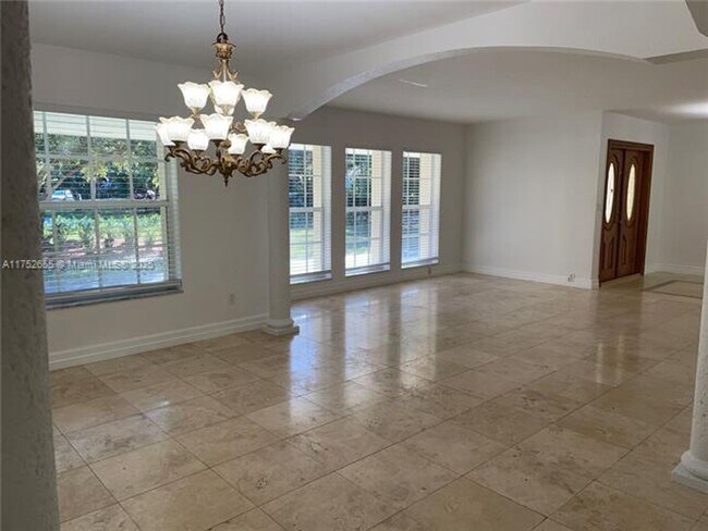 Foto del edificio - 14780 Old Cutler Rd