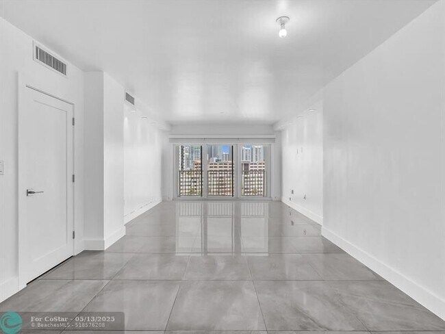 Building Photo - 300 Bayview Dr