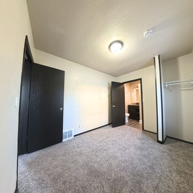 Foto del edificio - 2 Bedroom 1 Stall Garage East Side Home for Rent