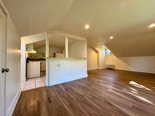 Foto del edificio - LARGE 2 Bed, 1 Bath Apartment Available NOW!!