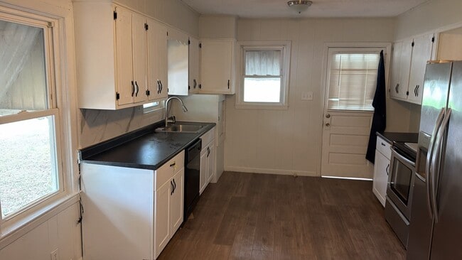 Building Photo - 302 Lakeview Heights