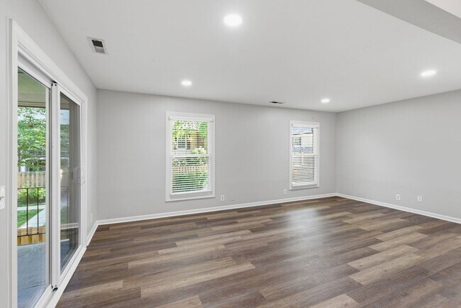 Foto del edificio - AVAILABLE NOW. $200 RENT CREDIT IF LEASED BY JULY 1. Newly renovated kitchen. 2 BED 1 1/2 BATH co...