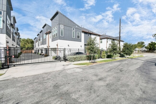 Building Photo - 829 Emile St