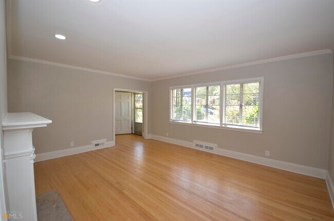 Building Photo - 205 Oakland St