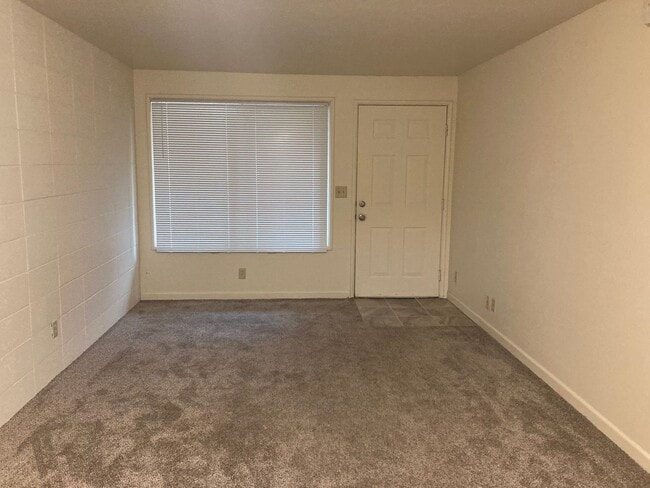 Building Photo - (CAM 3)  Very Nice Large 1 bed Apt - Close...