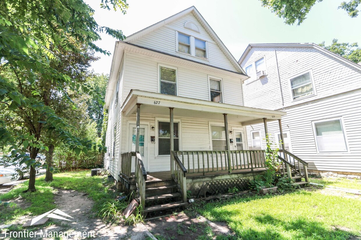 Primary Photo - Great side-by-side duplex! Washer & dryer,...