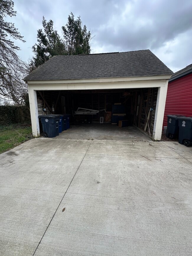 garage - 829 Miller Ave House