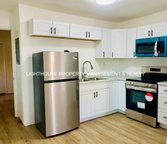 Building Photo - Renovated 1 Bed/1 Bath Duplex with Fenced ...