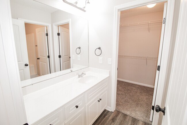 Foto del edificio - 547 Deerchase Ct