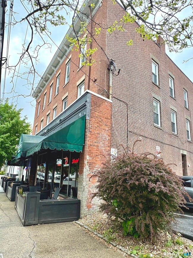 Building Photo - 860 State St
