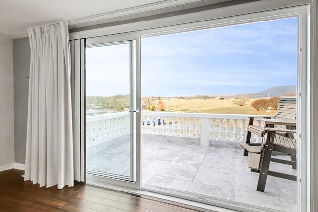 Foto del edificio - Beautiful updated Country Home