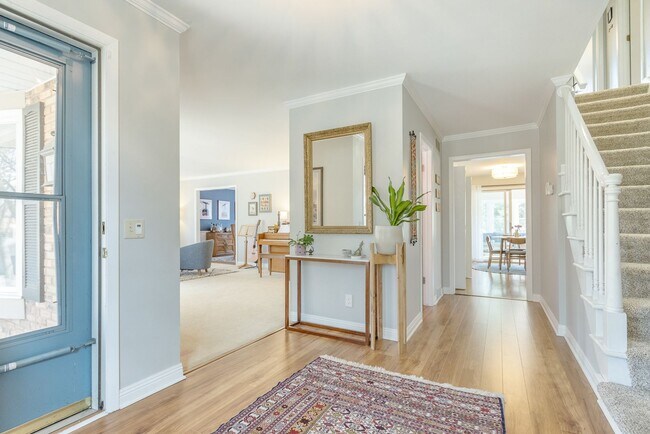 Building Photo - Fully Furnished 5 Bedroom 2.5 Bathroom in Madison, WI