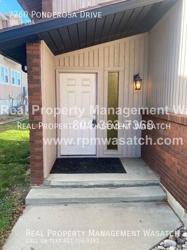 Building Photo - Spacious 3 bedroom, 1.5 bathroom condo in ...
