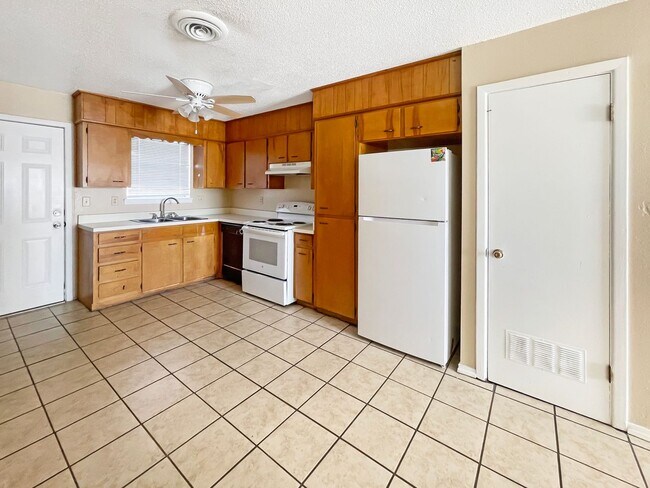 Building Photo - 614 E Sunset Dr