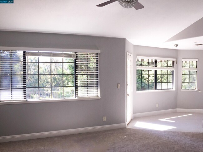 Foto del edificio - 226 Canyon Woods Way