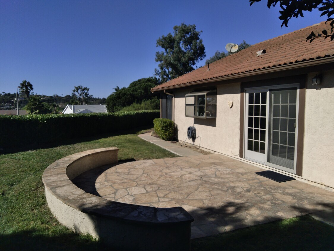 Primary Photo - 605 Hollyridge Dr