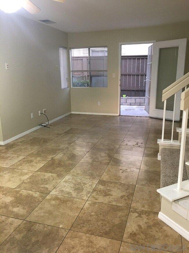 Building Photo - 2455 Kings View Cir