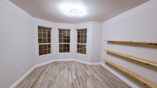 Building Photo - 26 Balmoral Cir