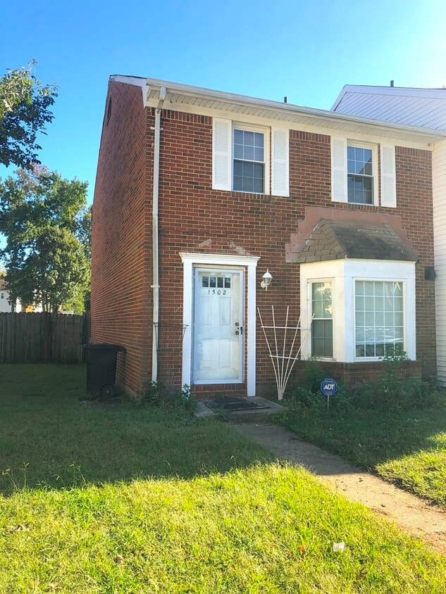 Building Photo - 3 BEDROOM END UNIT TOWNHOUSE FOR RENT IN V...