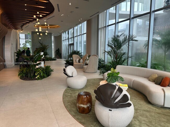 Foto del edificio - 700 NE 24th St