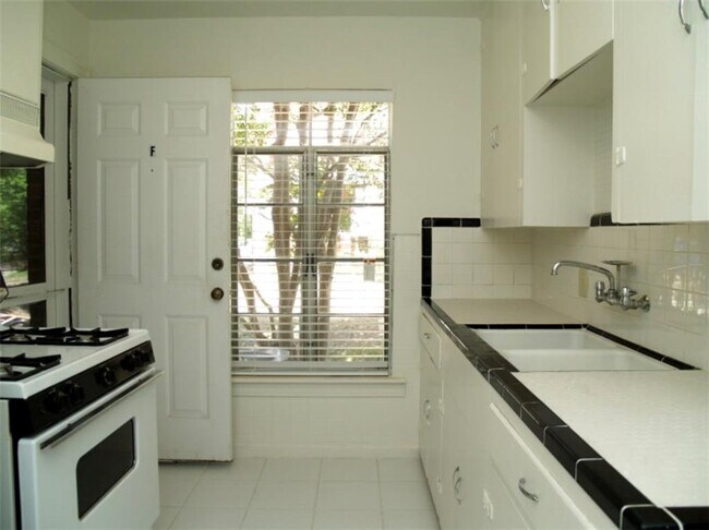 Building Photo - 307 E 33rd St