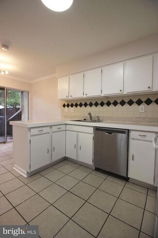 Building Photo - 2208 Southgate Square