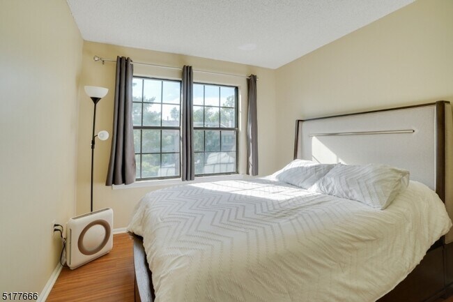 Foto del edificio - 313 English Pl