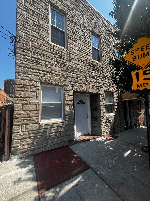 Primary Photo - 516 Monastery Pl