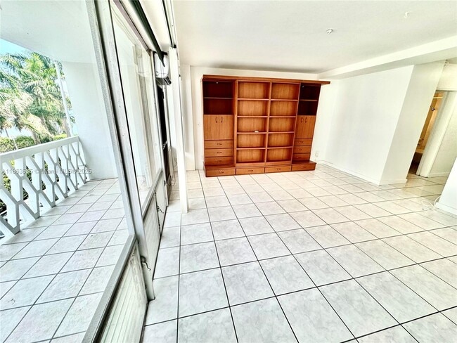 Building Photo - 1430 Brickell Bay Dr