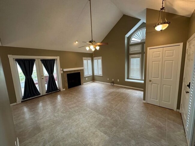 Building Photo - Cozy 3 bed 2.5 bath home in the heart of O...