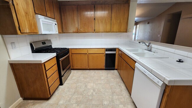 Building Photo - 3 Bedroom 2 bath home off College View