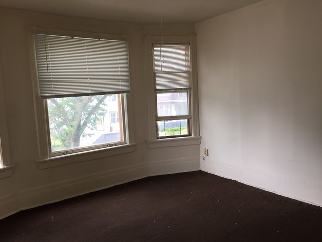 Building Photo - 300 E Locust St
