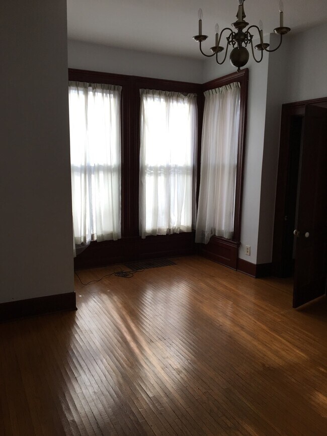 Foto del edificio - 302 Perrin Ave