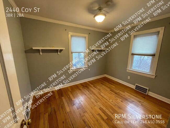 Building Photo - Spacious 3-bedroom