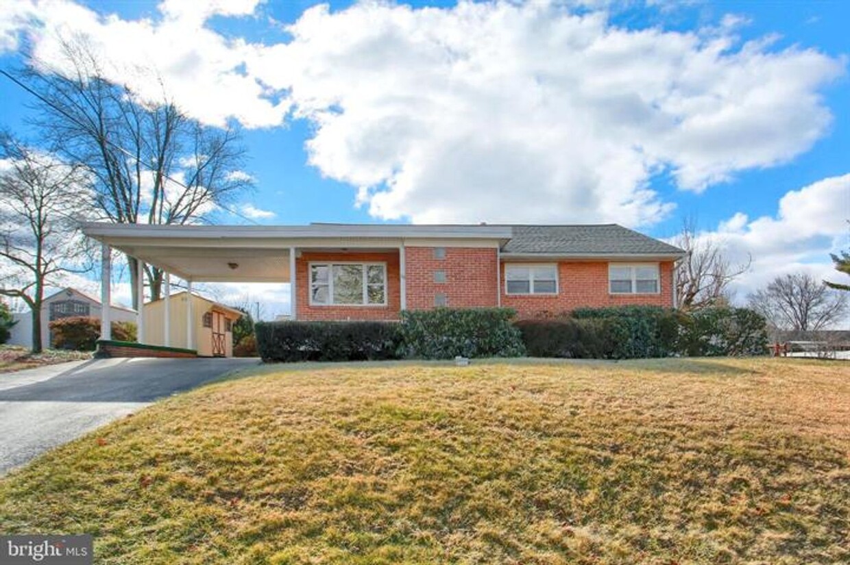 Primary Photo - 3 bed 1 bath Updated Rancher For Rent