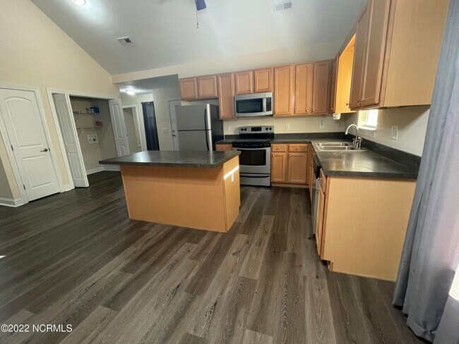 Building Photo - 389 Tamarack Dr