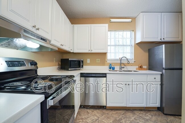 Building Photo - 545 Elder St