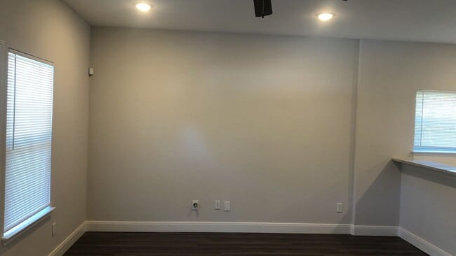 Foto del edificio - 8218 Parker Rd