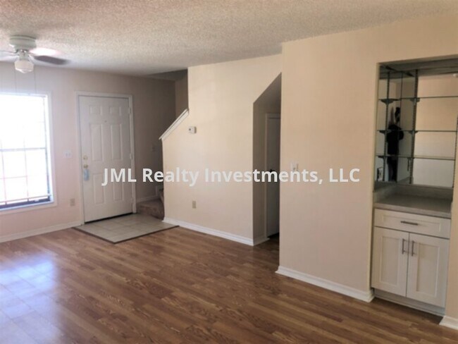 Building Photo - 7461 Wynnewood Sq