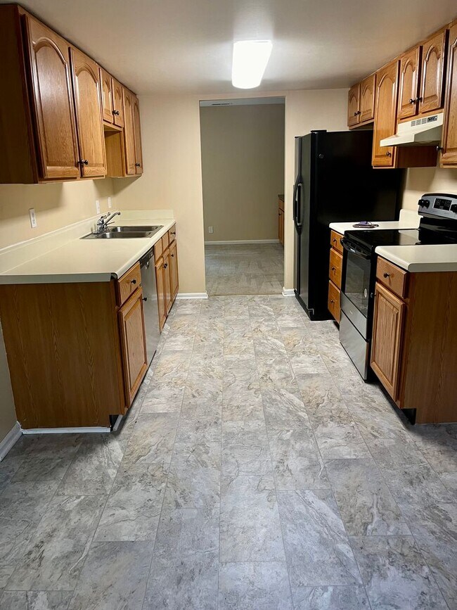 Building Photo - Charming 3-Bedroom Townhouse for Rent