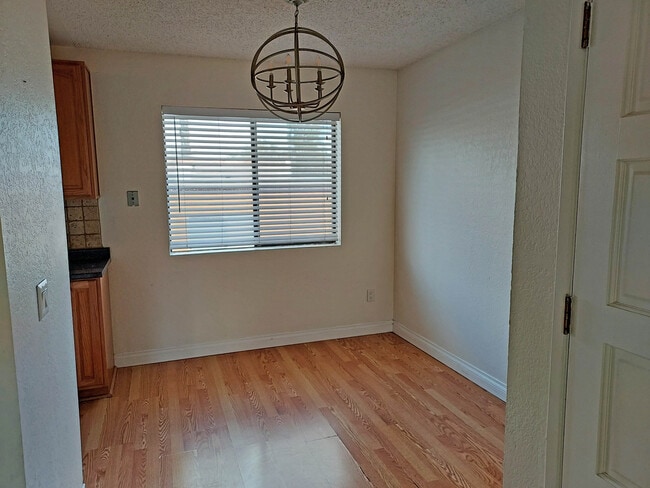 Foto del edificio - 1009 S Sunshine Ave
