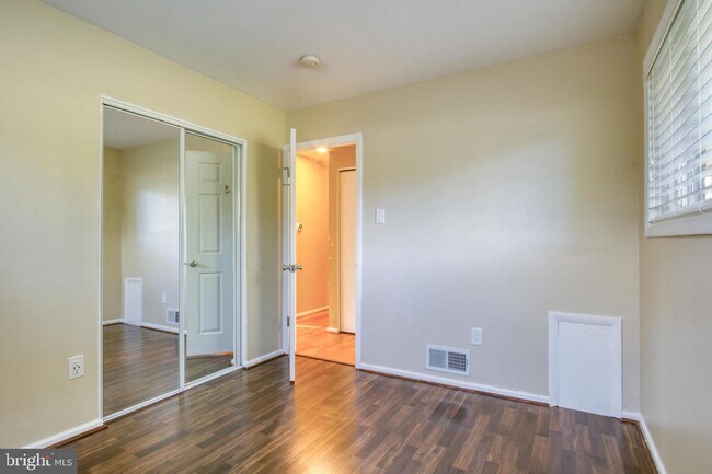 Building Photo - 210 Patrick St SW