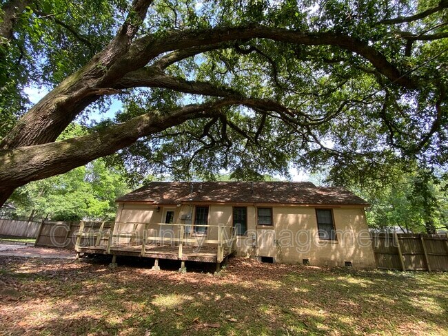 Foto del edificio - 1143 N Leighton Dr