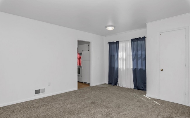 Building Photo - 570 N 8th E