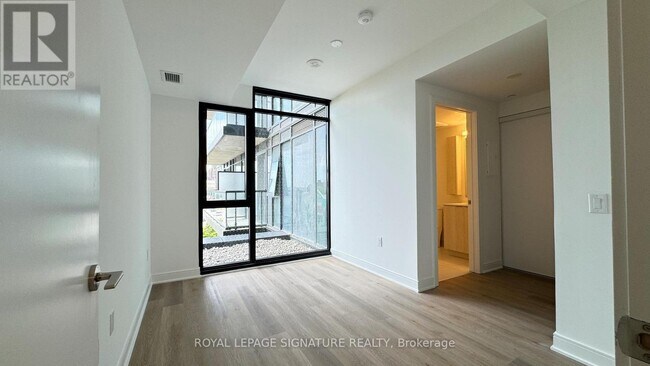 Building Photo - 86 Dundas St E