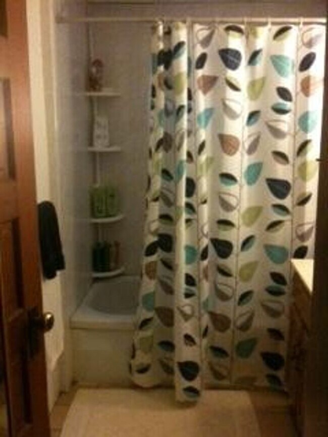 Building Photo - 90 School St