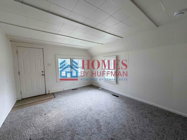 Building Photo - Two Bedroom House | Large Lot | Detached Garage