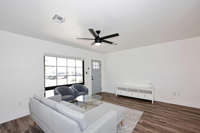 Foto del edificio - 716 W 11th St