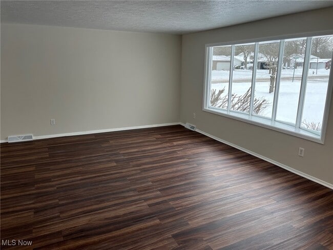 Building Photo - 8671 Ashwood Dr