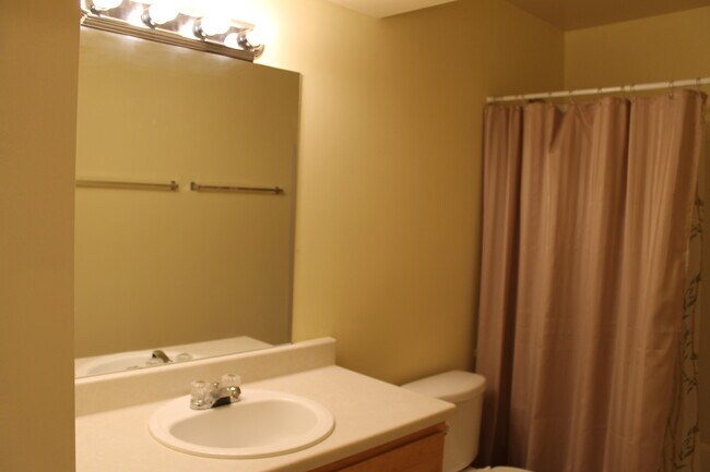 Building Photo - 2212 W Nichols Rd